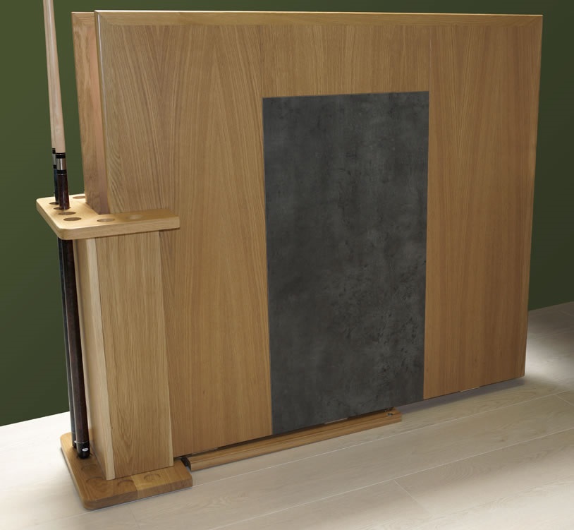 Un plateau de table posé dans son porte-queues range plateau